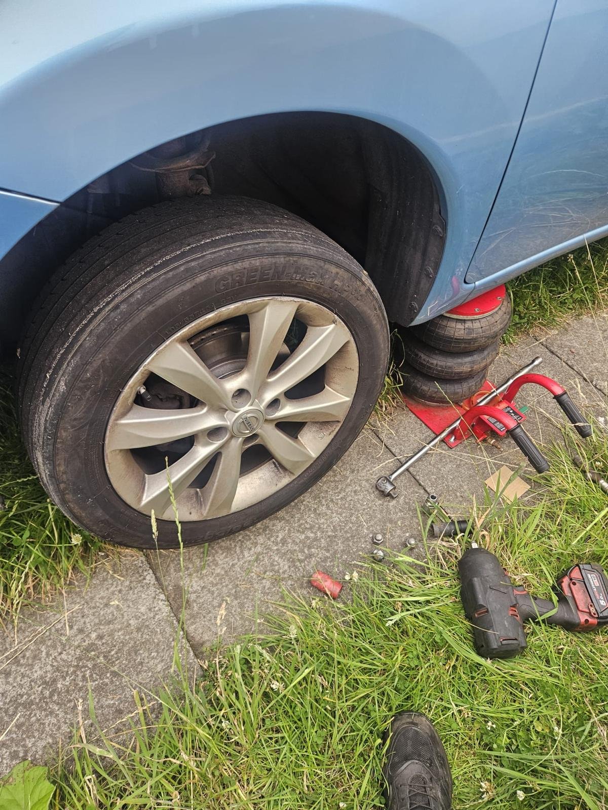 Mobile tyre replacement on a Dennistoun street, East End Glasgow tyre fitter]