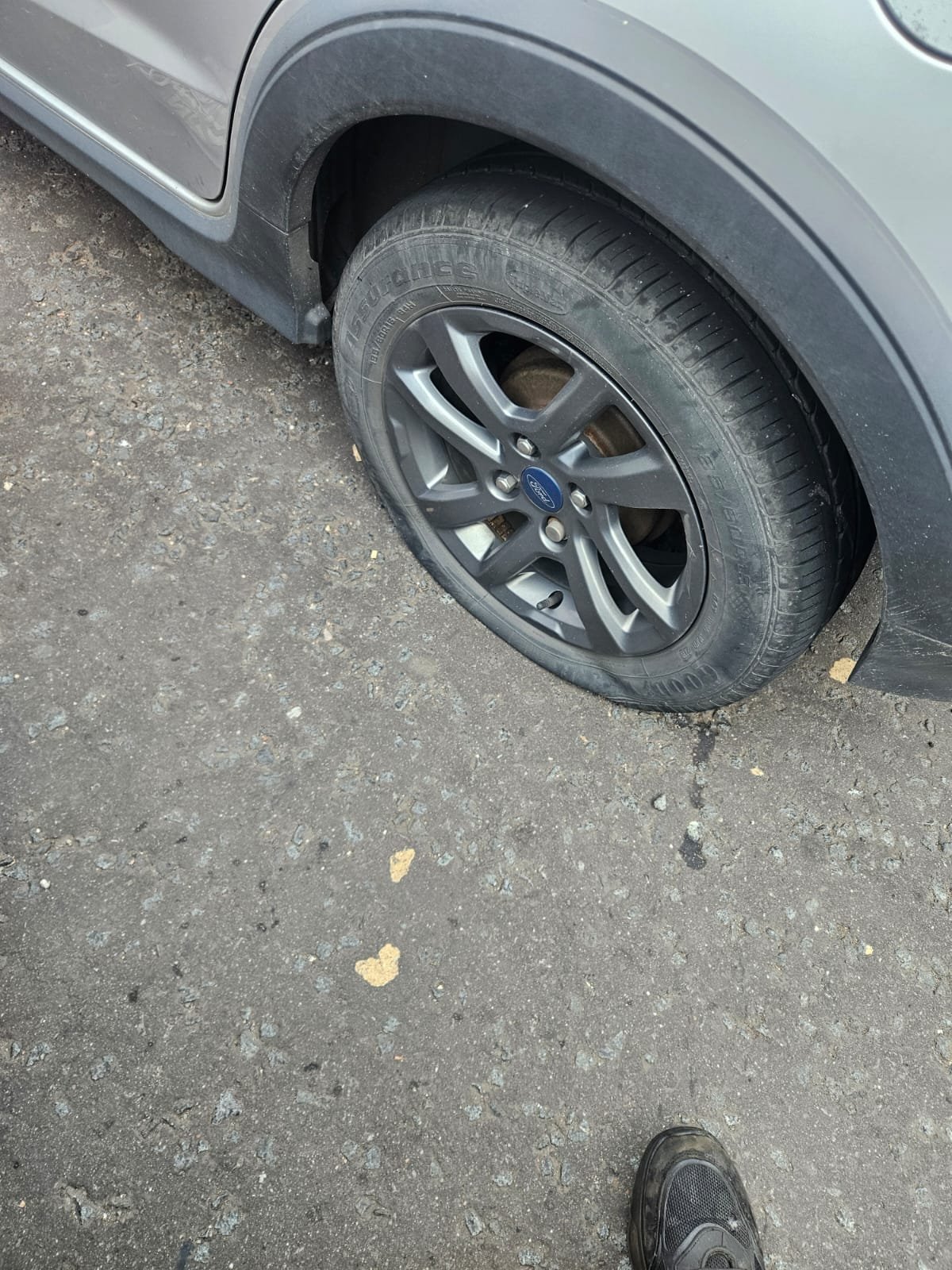 Flat tyre on a Southside Glasgow street before mobile tyre fitting in Polmadie]