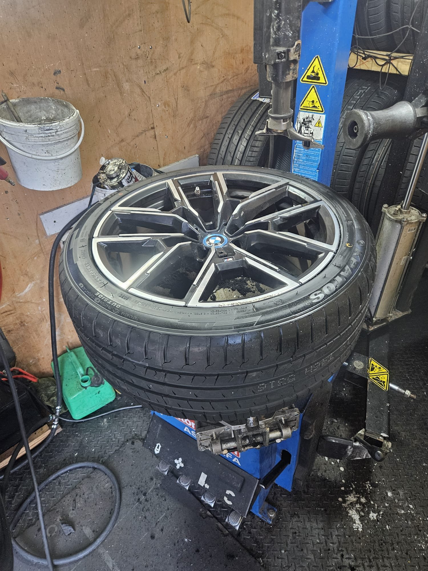 Flat tyre in Govan Glasgow before mobile tyre fitting callout in G51]