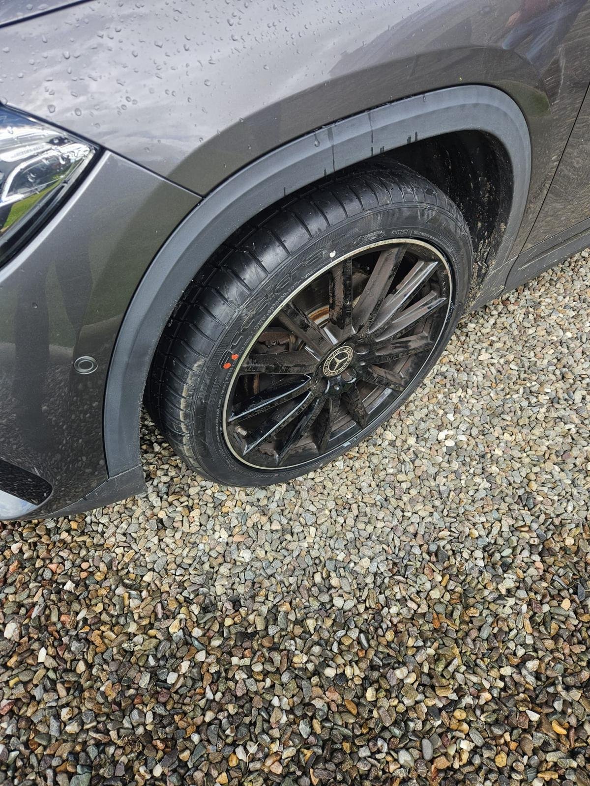 Mobile tyre replacement on a Castlemilk street, G45 Glasgow mobile tyre fitter]